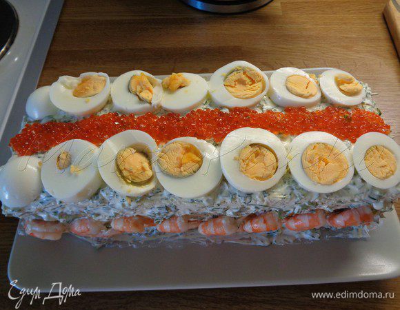 На следующий день смешать зелень и майонез и смазать верх и бока торта. Украсить по своему желанию.