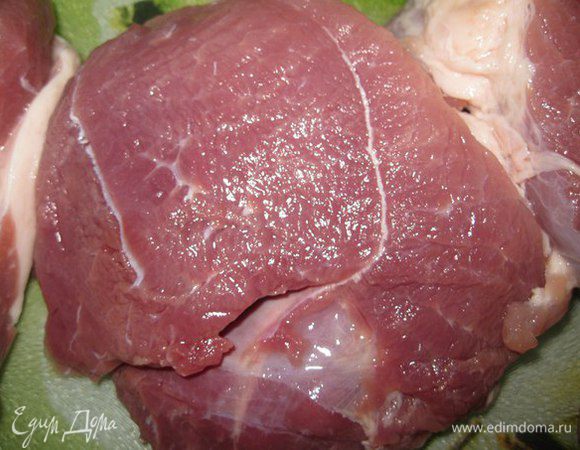 Мякоть мяса, я брала свинину, но можно взять любое другое, помыть, порезать на кусочки и отварить.