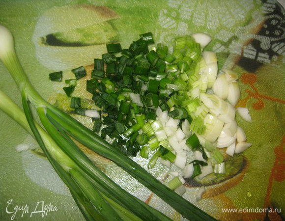 Лук и огурцы помыть и мелко нарезать.