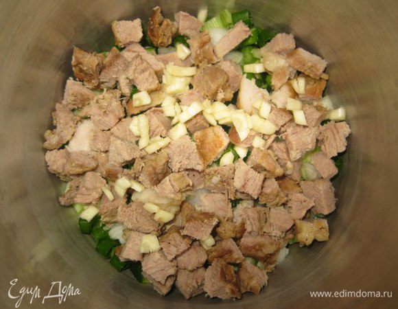 На маленькие кубики порезать отваренное мясо. Мелко порубить чеснок. Добавляем в кастрюльку к овощам.