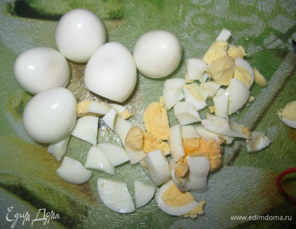 Перепелиные яйца заранее отварить 5 минут. Почистить и нарезать. Добавить в кастрюлю. Одно яичко оставить для украшения.