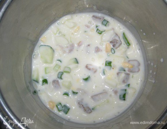 Чуть посолить. Залить кефиром и все перемешать. Поставить в холодильник минимум на 2 часа.