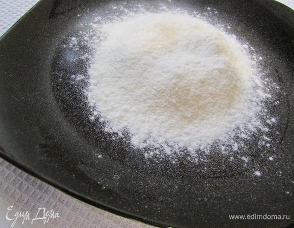 Приготовить блинчики. Просеять муку.