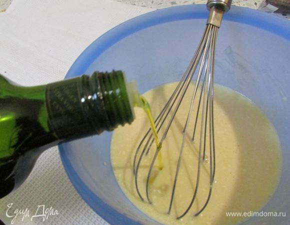 Добавить оливковое масло. Еще раз хорошо взбить.