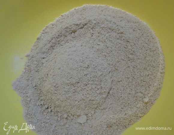 Печенье перебить в крошку, я это делаю с помощью блендера.