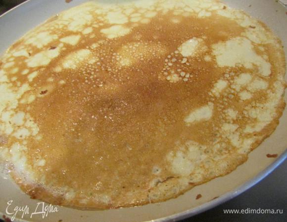 Пережарить блинчики. Сначала будет казаться, что блинчики ни за что не снимутся со сковороды. Но дайте им хорошо схватиться. И вот чудо - они легко переворачиваются, такой тоненький омлет на сковороде.