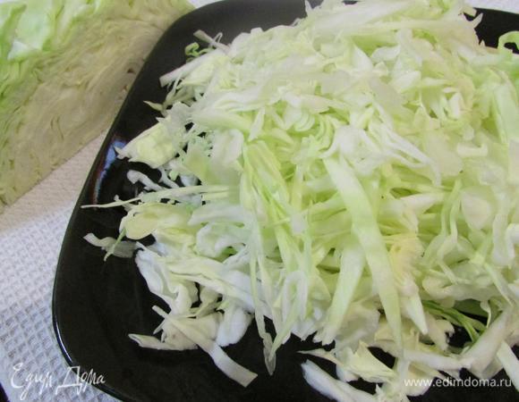 Приготовить салат. Молодую капусту тонко нашинковать.