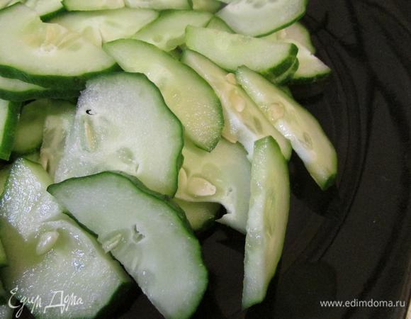Огурцы помыть, обсушить и нарезать полукольцами.