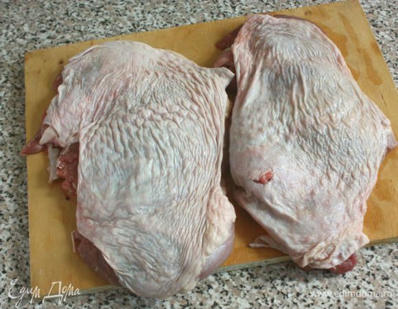 Мясо индейки предпочтительнее брать с кожей. Если используете грудки без кожи, то чаще поливайте рулет мясным соком во время запекания, если используете бёдра или голени, то удалите кости и тщательно вырежьте все окостеневшие сухожилия.
Я купила голени именно из-за кожи на них, но удалять твёрдые сухожилия пришлось долго.