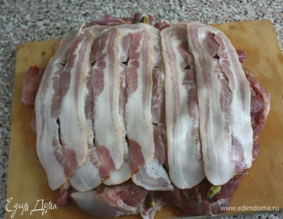 Выложить тонкие ломтики бекона вдоль линии сворачивания рулета (если смотреть на фото, то от себя скручиваем.)
