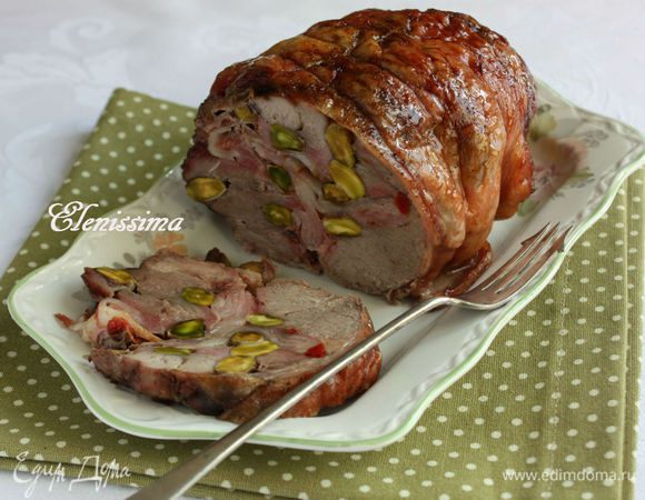 Готовый рулет переложить на блюдо, удалить кулинарную нить и подавать с брусничным или клюквенным джемом. 
Приятного аппетита!