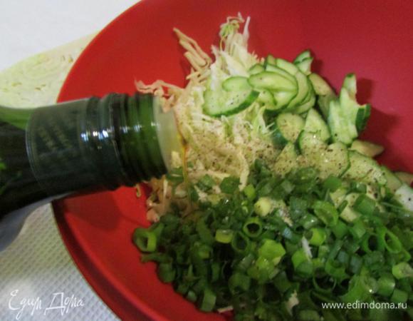 Все ингредиенты для салата сложить в миску, посолить, поперчить, сбрызнуть оливковым маслом. Хорошо перемешать.