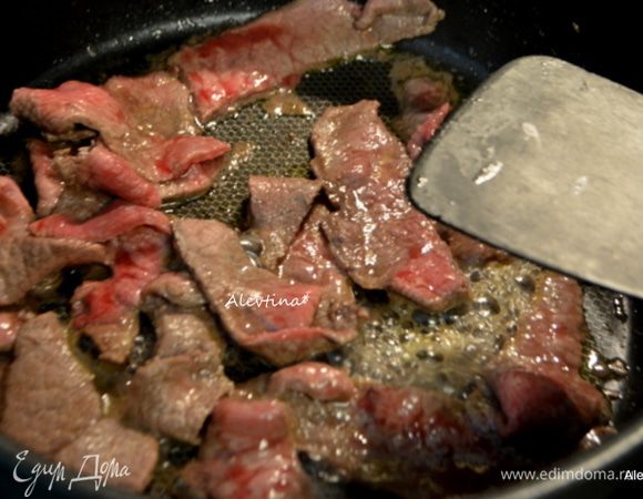 На сковороде растворить 3 ст. л. сливочного масла. Говядину вырезку порезать тонко. Обжарить на масле до коричневого цвета. посолить и поперчить и переложить на тарелку.