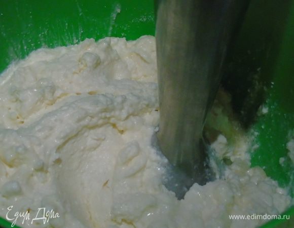 В творог добавить сахар, сахар регулируйте по своему вкусу, у меня сладкоежки, поэтому я положила 150 г, а как для меня, то 100г будет достаточно. Чуть взбейте блендером и оставьте на 5-10 минут, сахар растает и будет легче перебить творог. 