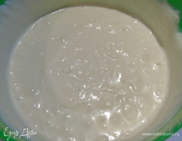 Желатин залейте не большим количеством воды, дайте набухнуть и на водяной бане доведите до полного растворения желатина. В творог влейте сливки и хорошо взбейте блендером. Постепенно добавляйте желатин.