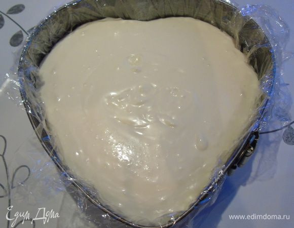 Вылейте творожную массу поверх утрамбованного печенья. И отправьте в холодильник  минимум на 4 часа, а лучше на ночь. 