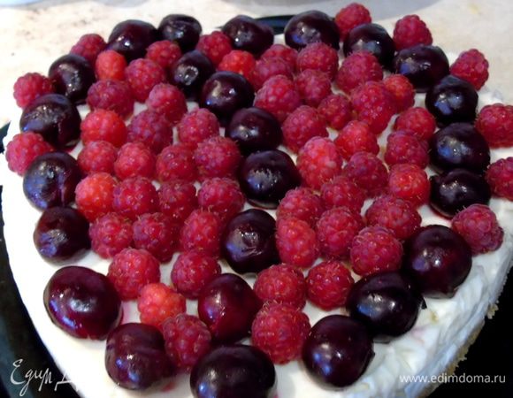 Украсьте вишней и малиной, да в принципе любыми ягода, но вишня придает сладкой массе легкую кислинку.