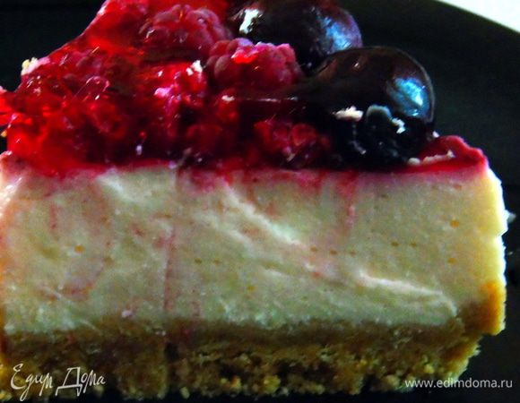 Залейте ягоды желе для торта... Готово, можно подавать.  Приятного!