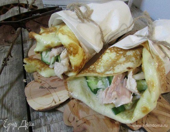 На блинчик выложить салат, куриное мясо и завернуть в ролл.