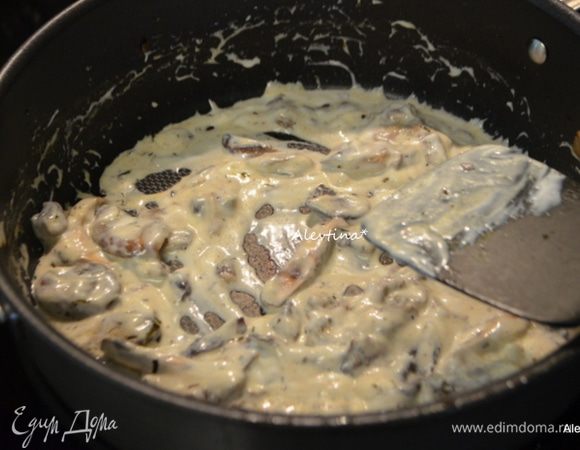 Растопить 2 ст. л. сливочного масла. Грибы, как свежие шампиньоны порезать пластинками. У меня ассорти свежих грибов. Добавить на сковороду с маслом и обжаривать 5 минут. Добавить мускатный орех и эстрагон.
Убавить огонь и добавить сметану. Можно 1-2 ст. л. воды. Перемешать. Не доводить до кипячения.