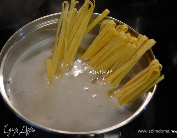 Отварить до готовности  яичную лапшу или картофельное пюре приготовить.