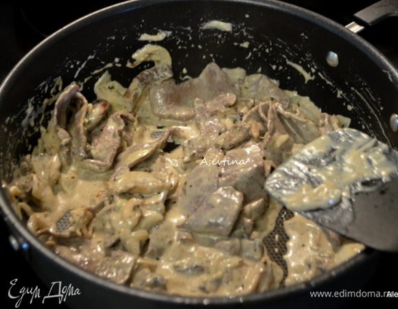 Вернуть на сковороду говядину и лук. Перемешать и снять с огня.