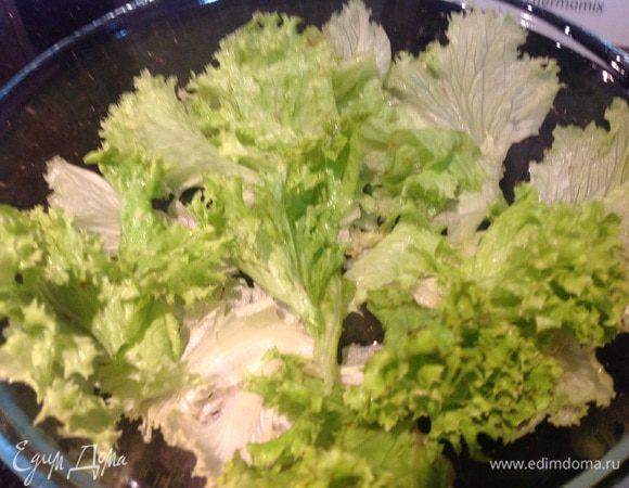 Листья салата помойте, обсушите бумажным полотенцем, порвите.