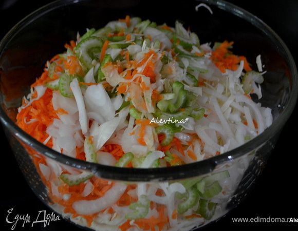 Капусту порубить, морковь на терке, лук тонко порезать, сельдерей стебли порезать не крупно.