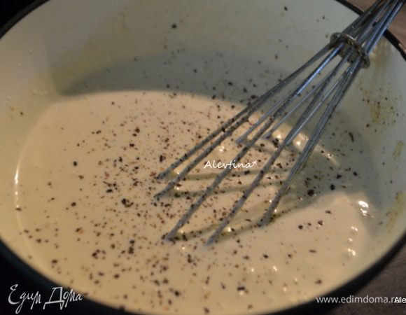 Смешать в емкости все для заправки. Орехи крупно порубить.