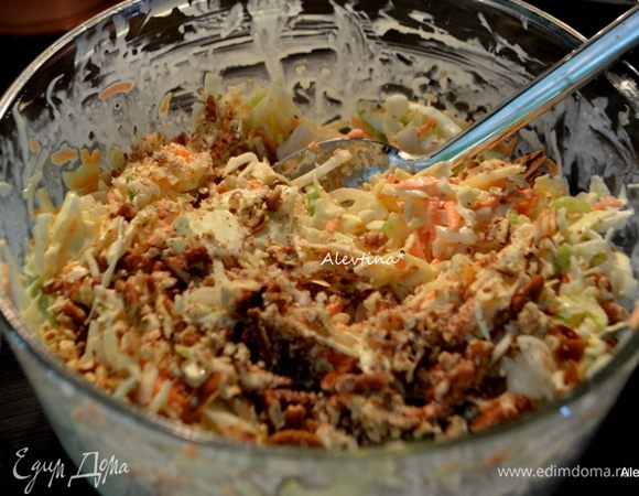 Заправку добавить в салат и смешать. Посолить и поперчить по вкусу. Дать постоять в холодильнике перед подачей. Посыпать орехами и подаем к столу.