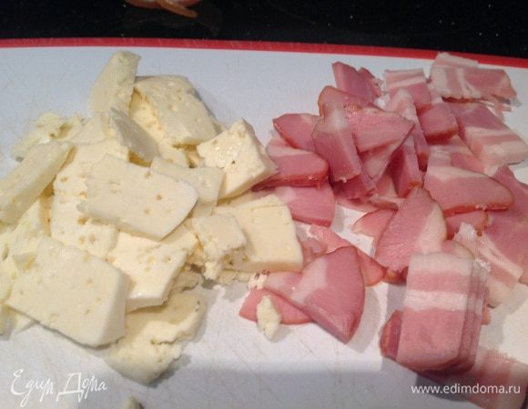 Бекон и сыр нарежьте тонкими пластинами.