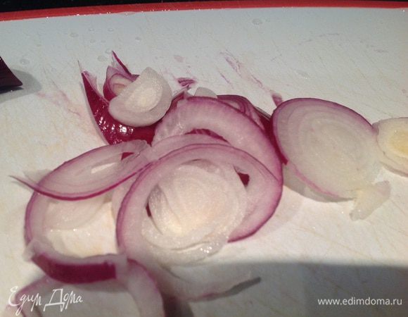 Лук почистите и нарежьте полукольцами. Помидоры черри нарежьте на четвертинки.