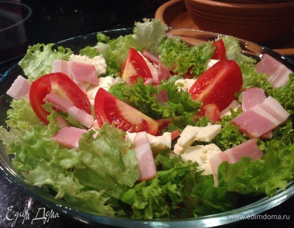 В миски смешайте все ингредиенты, посолите и заправьте маслом. 
Приятного аппетита!