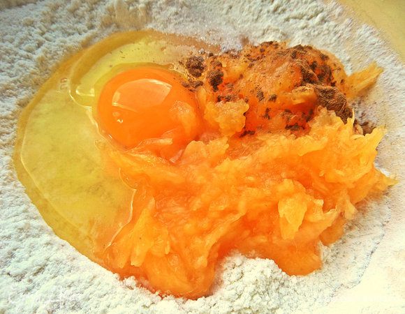 Тёртую тыкву, корицу по желанию.