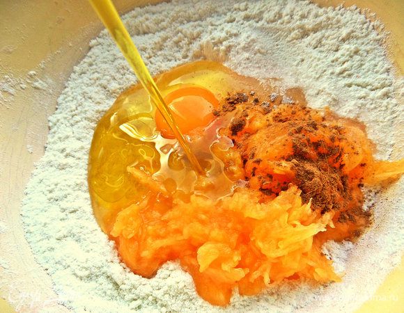 Влить масло.