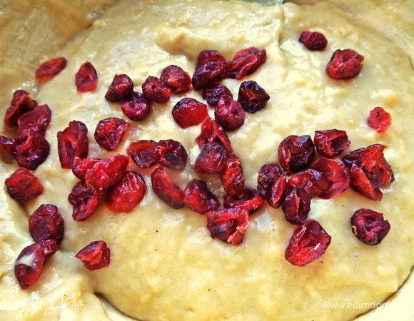 Всыпать клюкву или любую свежую ягоду.