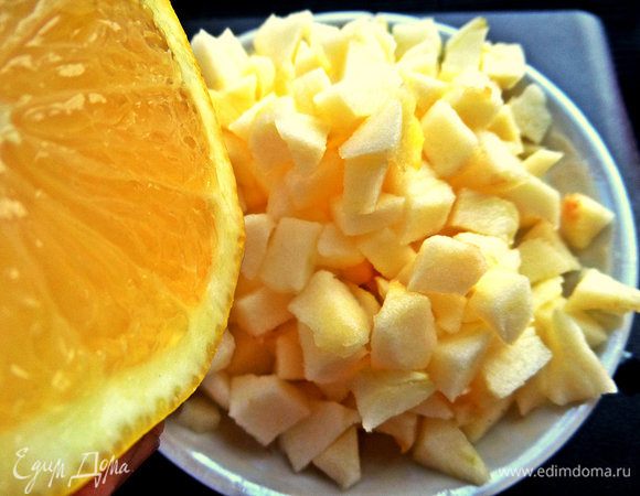 Яблоко очистить, мелко изрубить, сбрызнуть лимоном.