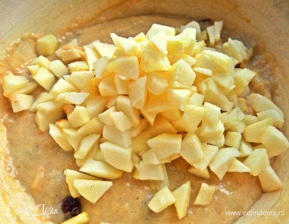 Перемешать яблочко с тестом. Если нет яблока, возьмите другой твёрдый фрукт или просто цедру цитрусовых.