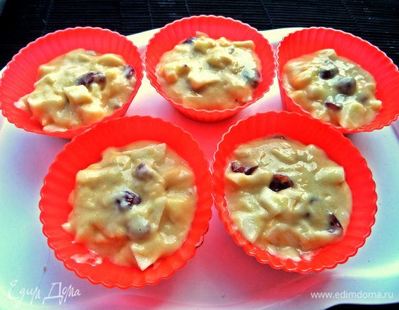 Распределить по силиконовым формочкам. Я пекла в 2 этапа, получилось 9 порций.