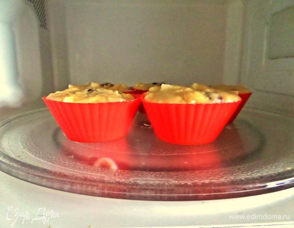 В жару очень удобно запечь в микроволновке. 3 минуты по максимуму (у меня 750W).