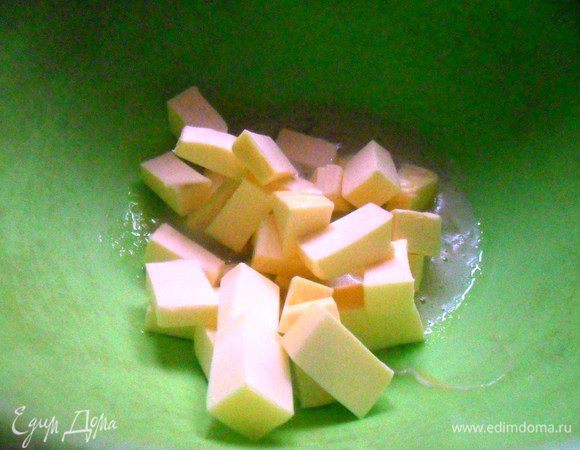 Добавить нарезанное кубиками сливочное масло. Перемешать. Влить кефир. Перемешать.