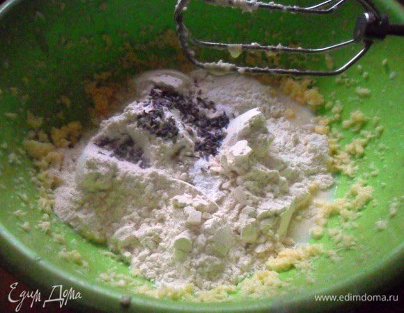 Добавить просеянную с разрыхлителем муку, отложив 1 ст. л. для посыпки ягод, и цветки лаванды. Перемешать