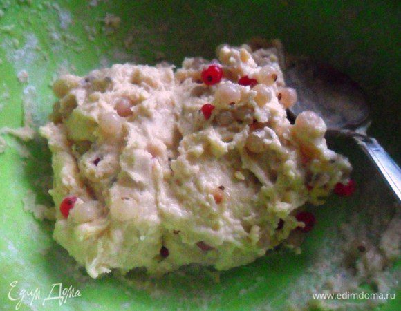 Смородину смешать с мукой, затем вмешать в тесто. 