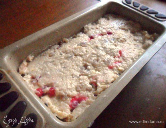 Форму для кексов смазать маслом и присыпать мукой. Выложить тесто. Разровнять. Поставить в разогретую духовку