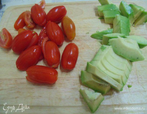 Помидоры черри порезать пополам, авокадо - кубиками.
