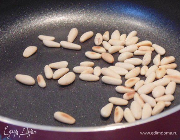 Кедровые орешки поджарить на сухой сковороде. Листья салата помыть, обсушить.
Приготовить заправку: смешать 1 ст.л. оливкового масла с 1 ст.л. лимонного сока, посолить, поперчить.