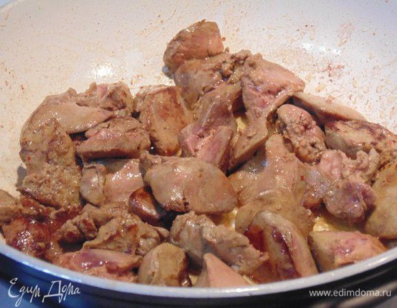 Печень помыть, обсушить.  Обжарить на 2 ст.л. оливкового масла, огонь должен быть больше среднего, обжарить быстро, в течении 3 минут, чтобы печень осталась мягкая, не пересушить.