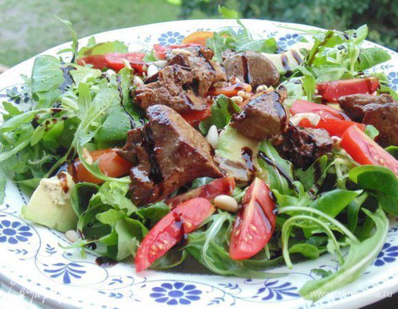 Собрать салат: на тарелки выложить листья салата, помидоры, авокадо, печень, полить заправкой, посыпать кедровыми орешками, украсить бальзамическим кремом.
Приятного аппетита! Хорошей летней погоды!