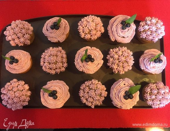 Украшаем капкейки кремом, ягодами и листиком мяты. Ставим в холодильник и ждем гостей! Уверяю вас. этому черничному чуду радоваться будут и дети и взрослые!