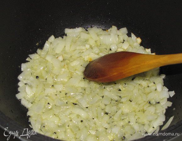 Разогреть в сотейнике или кастрюле с толстым дном оливковое масло и обжарить мелко нарезанный лук до прозрачности.